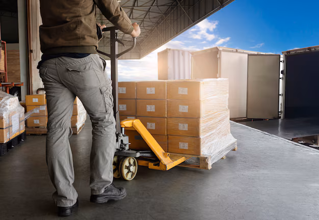 warehouse-worker-loading-package-boxes-into-shipping-container-truck_36860-1079 پخش عمده خودکار بیک فرانسه با قیمت همکاری